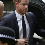 Le Prince Harry arrive à la Haute Cour de Londres où il doit témoigner devant un tribunal londonien contre un éditeur de tabloïds qu'il accuse de piratage téléphonique et d'autres activités illégales d'espionnage.